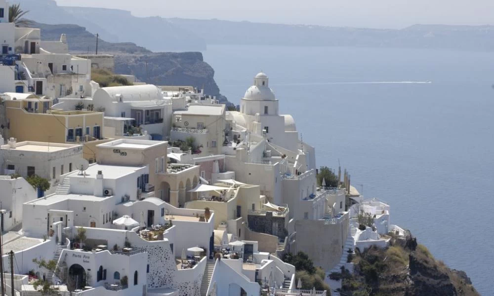 Σαντορίνη: Η πρέσβειρα του ελληνικού τουρισμού προσκαλεί τους Έλληνες στη Βεντέμα
